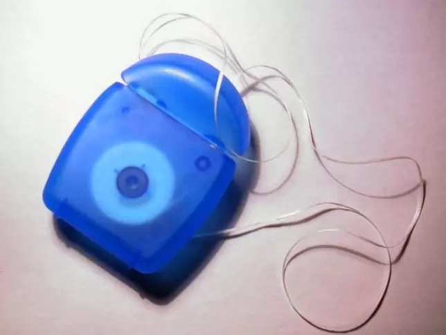 Ленточная зубная нить